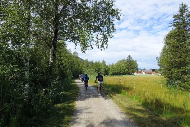 Radeln entlang des Weißensee-Ufers