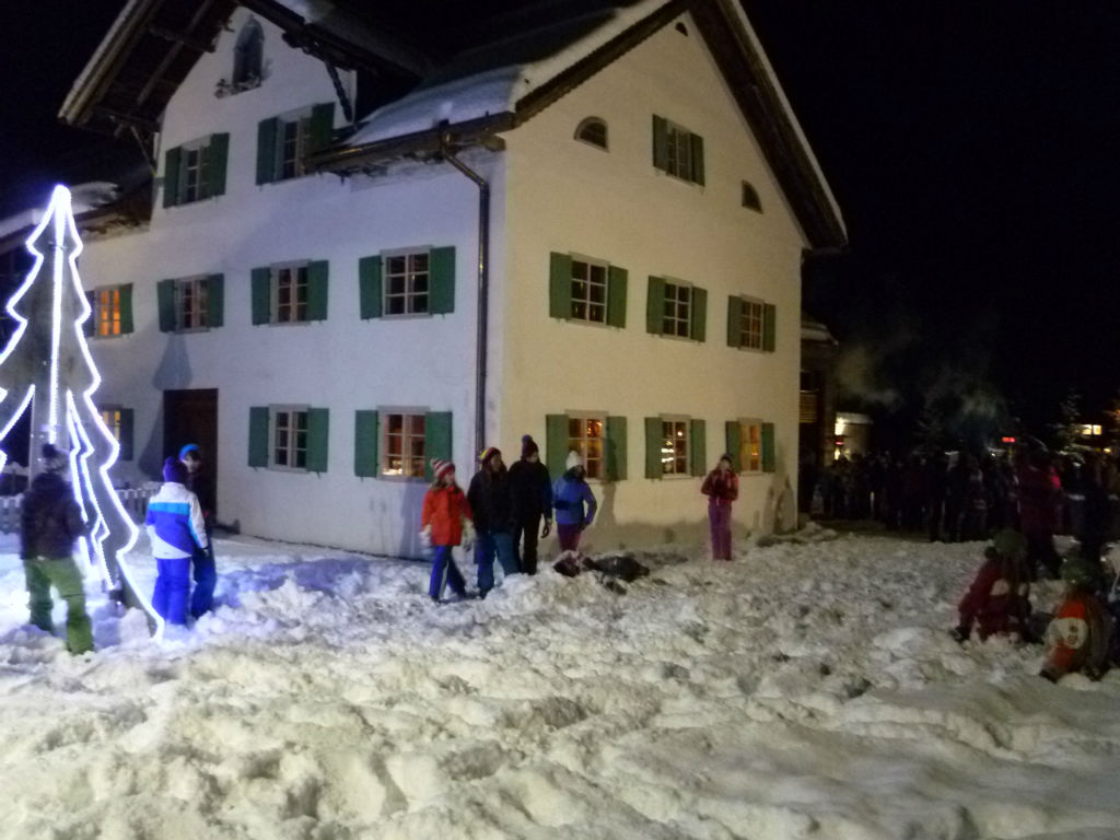 Schneeballschlacht auf dem Weihnachtsmarkt in Tannheim, Tirol