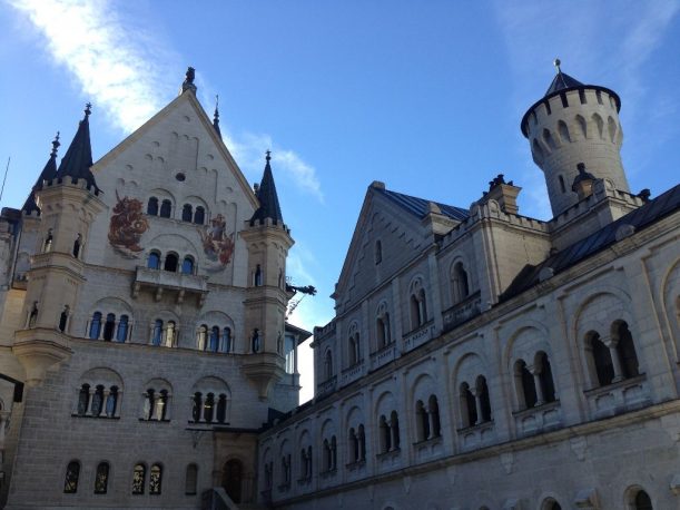 Innenhof von Schloss Neuschwanstein in Füssen