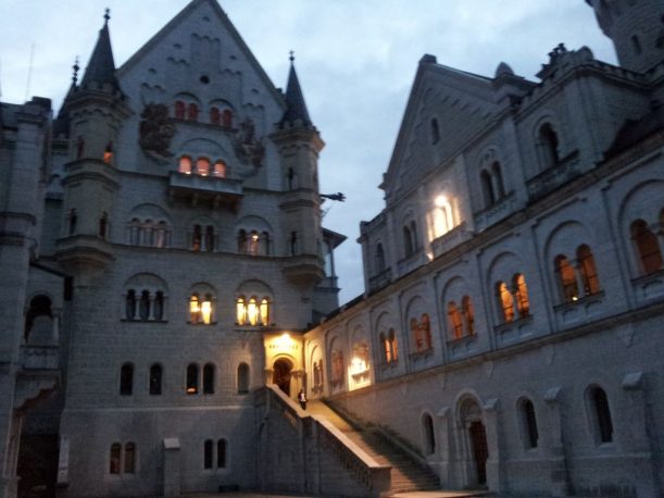 Über die sonst nicht zugängliche Treppe betritt  man das Schloss.