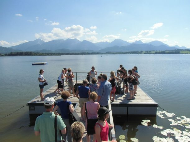 Schwimmende Kneippinsel im Hopfensee bei Füssen im Allgäu