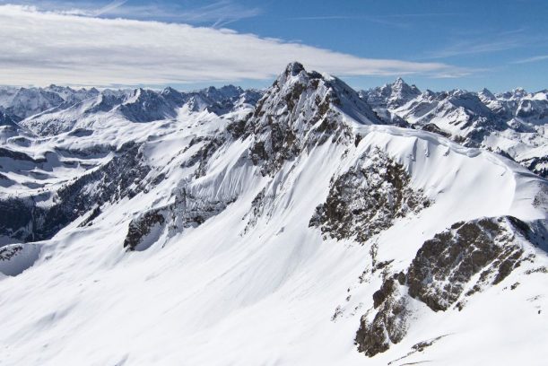 Bei der Skitour am Rauhhorn vorbei: Schneeumwogene Gipfel