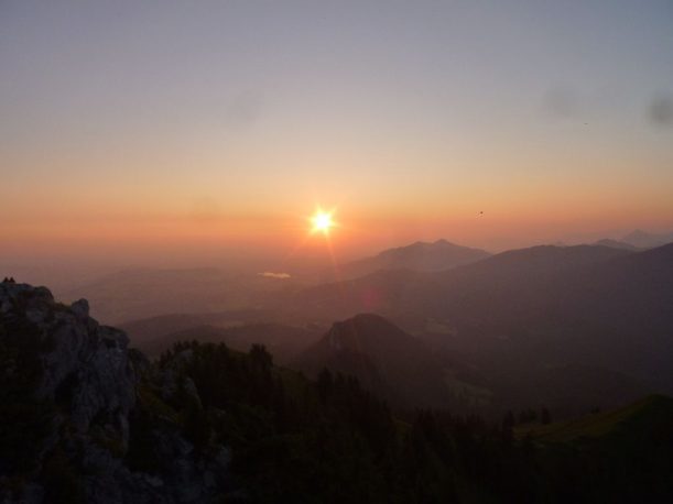 Traumhafter Sonnenaufgang auf dem Berg