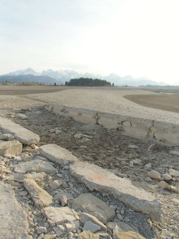Überreste einer Güllegrube - dank 60 Jahre Forggensee schon wieder sauber