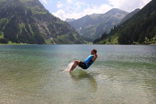 Der Sprung in den Vilsalpsee