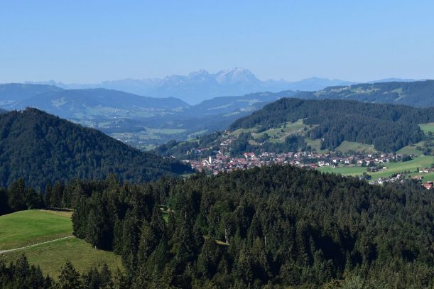 Blick nach Oberstaufen, im Hintergrund erhebt sich der wuchtige Säntis