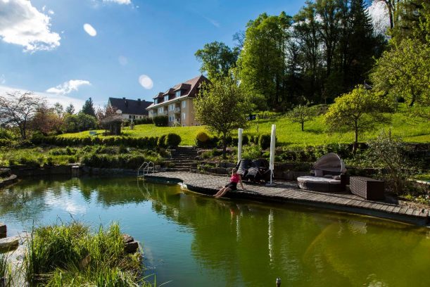 Naturpool des Gästehaus Schloss Kronburg an der Radrunde Allgäu