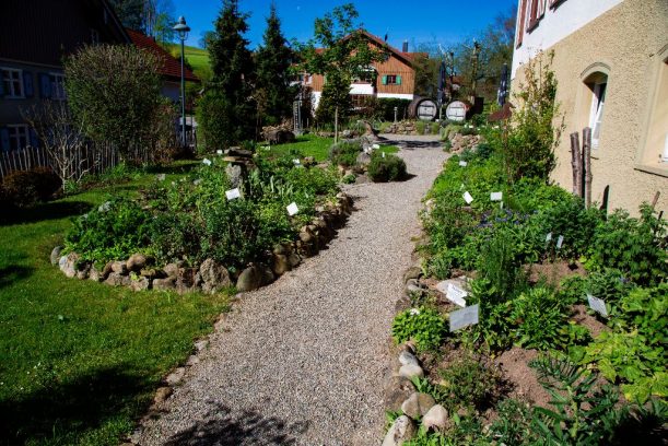 Der Kräutergarten beim Kräuterwirt in Stiefenhofen entlang der Radrunde Allgäu.