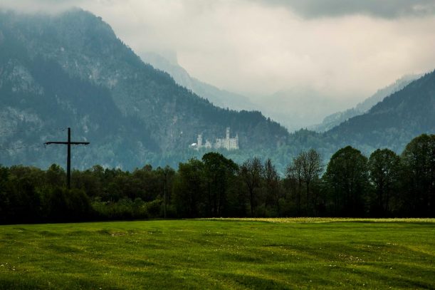 Mystischer Blick auf das Schloss Neuschwanstein an der Radrunde Allgäu.