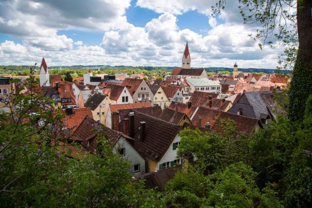 Blick über Kaufbeuren vom Klosterberggarten auf der Radrunde Allgäu.