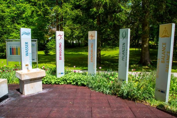 Die Fünf Kneipp-Säulen im Kurpark Bad Wörishofen an der Radrunde Allgäu.