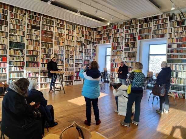 Christian Skrodzki in der Bibliothek