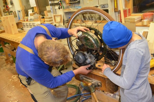 Erich und Linus beim Zusammensetzen des Motors