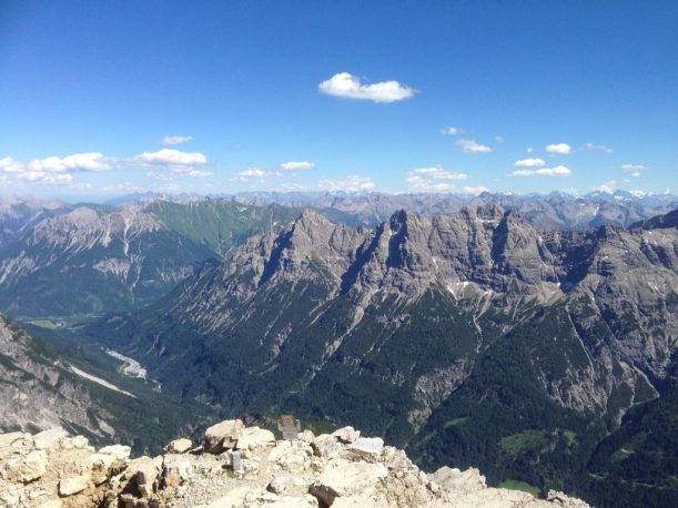 Hochvogel, Warnhinweis am Gipfel