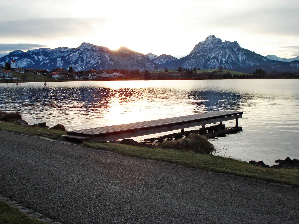 Blick von der Hopfensee-Uferpromenade Richtung Tegelberg und Säuling