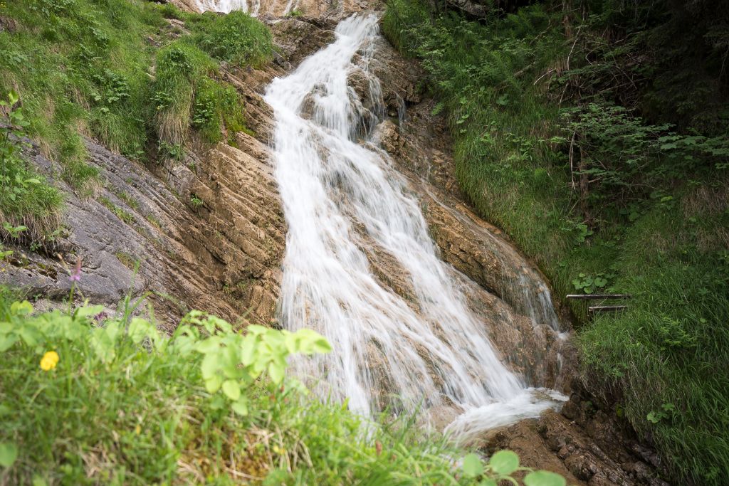 Der Wasserfall Zipfelsbach am Bärenweg nach Hinterstein 