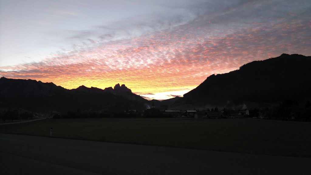 Sonnenuntergang im Tiroler Hochtal