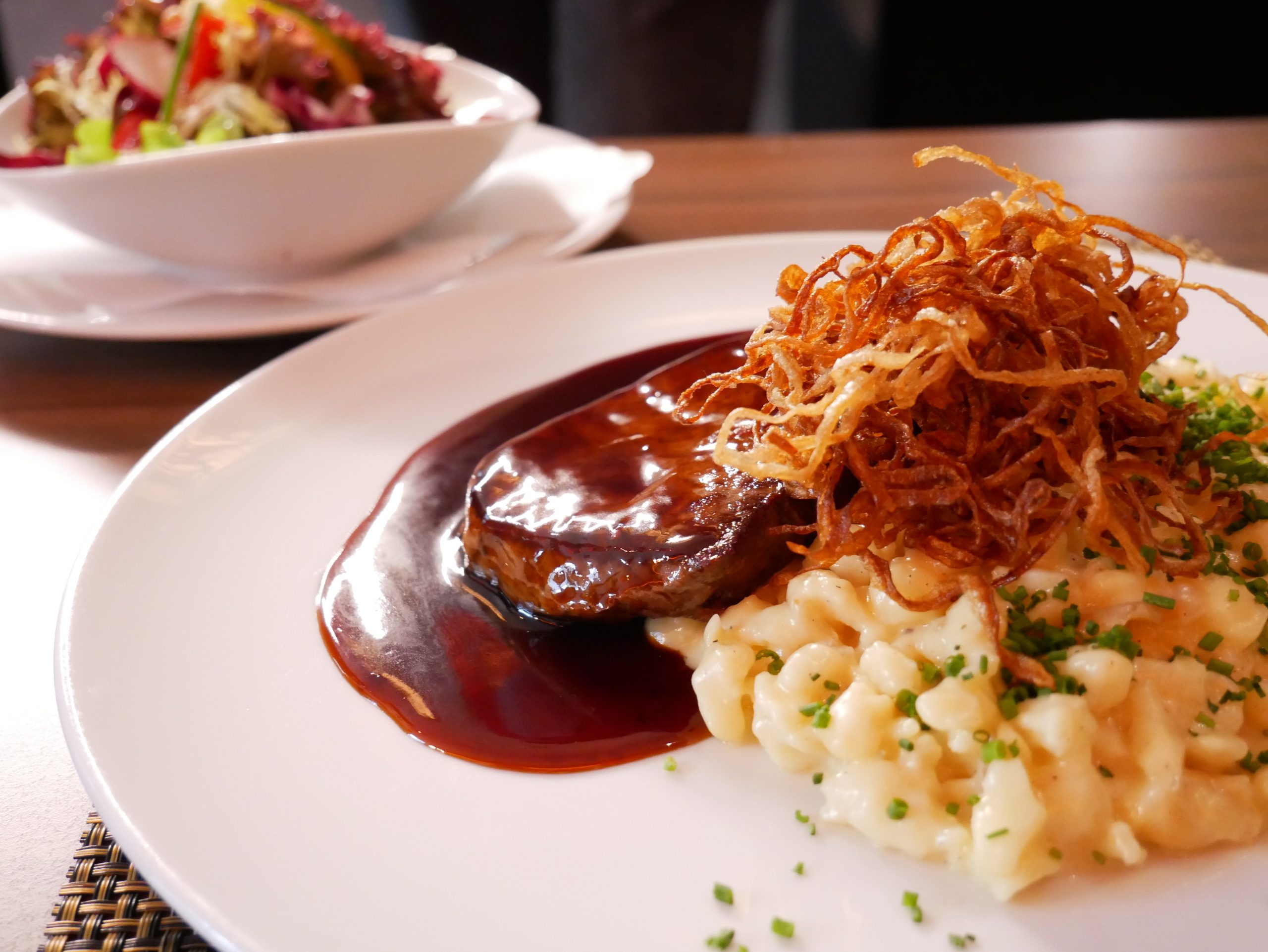 Zwiebelrostbraten mit Allgäuer Kässpatzen