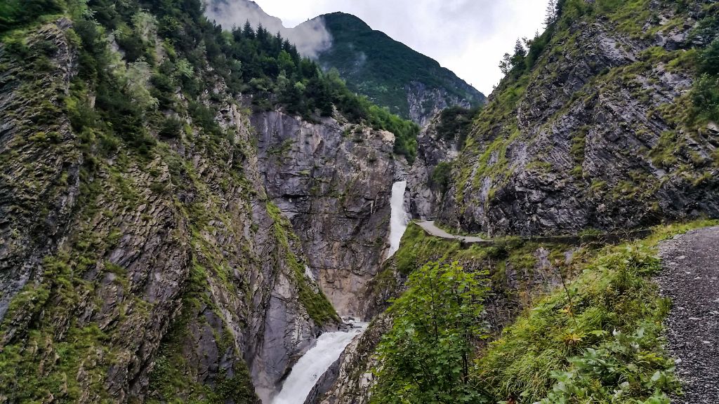 Wasserfall und Weg